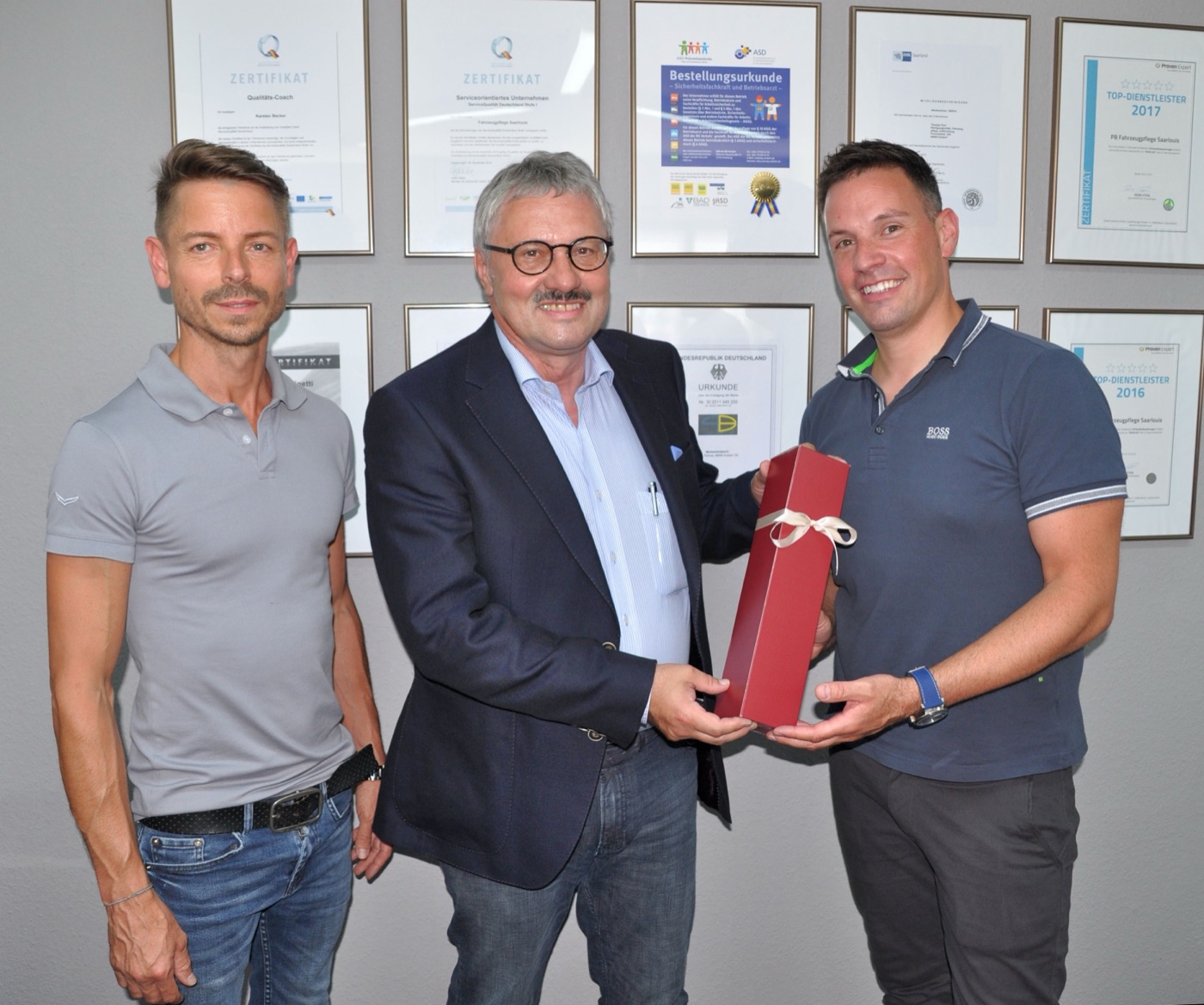 20 Jahre PB Fahrzeugpflege Saarlouis – Bürgermeister Hartwin Faust gratuliert Karsten Becker und Thomas Paul