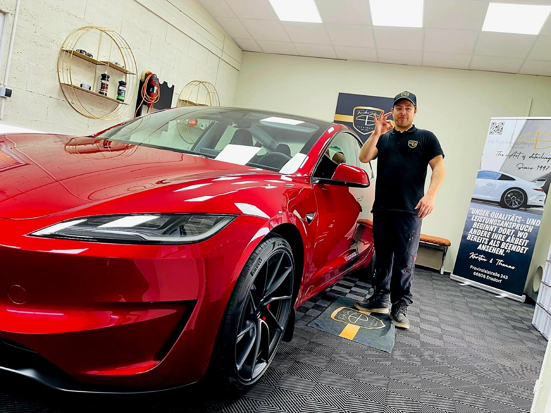 Roter tesla model 3 aufbereitung