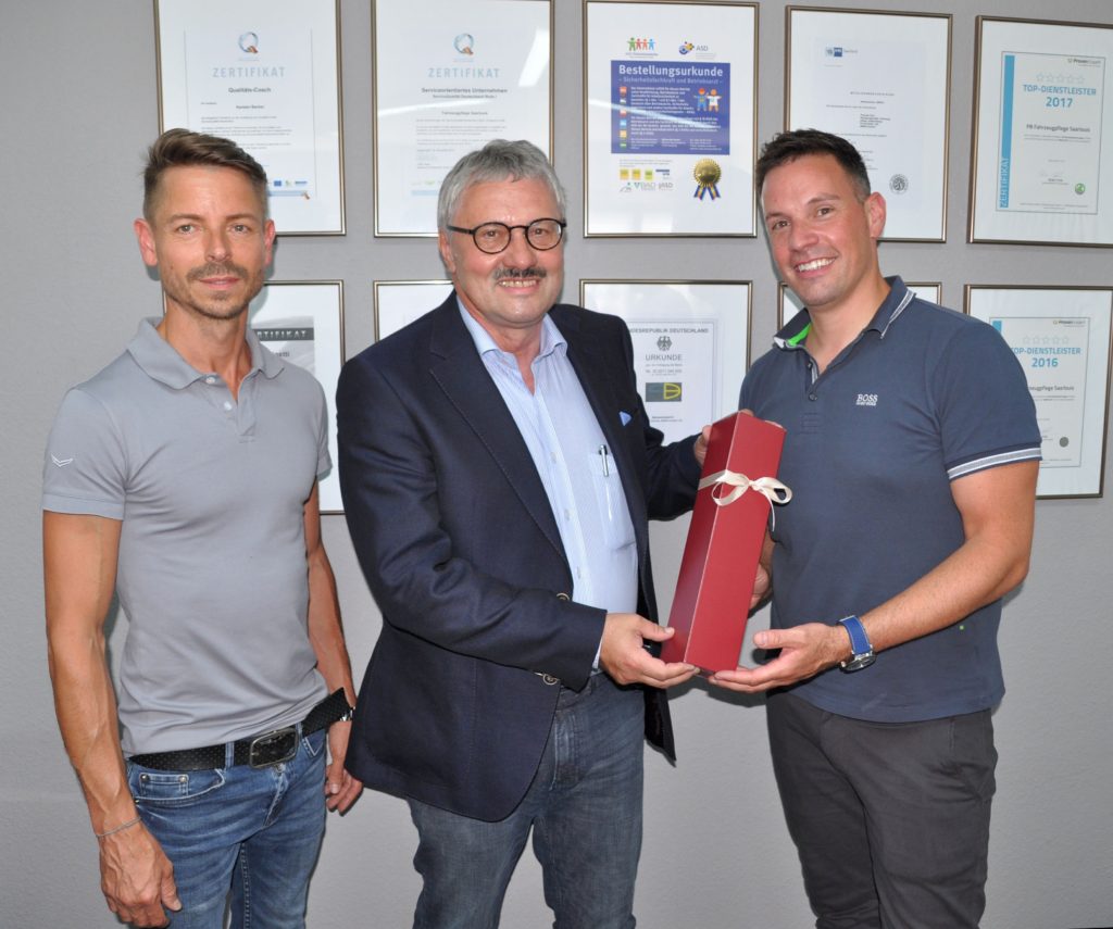 Bürgermeister Hartwin Faust (mitte) gratuliert Karsten Becker (rechts) und Thomas Paul zum 20. Firmenjubiläum 20 Jahre PB Fahrzeugpflege Saarlouis