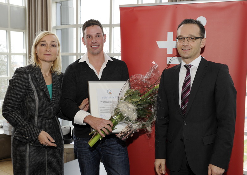Karsten Becker von PB Fahrzeugpflege Saarlouis mit Birgit Grauvogel und Minister Heiko Maas Auszeichnung durch Minister Heiko Maas